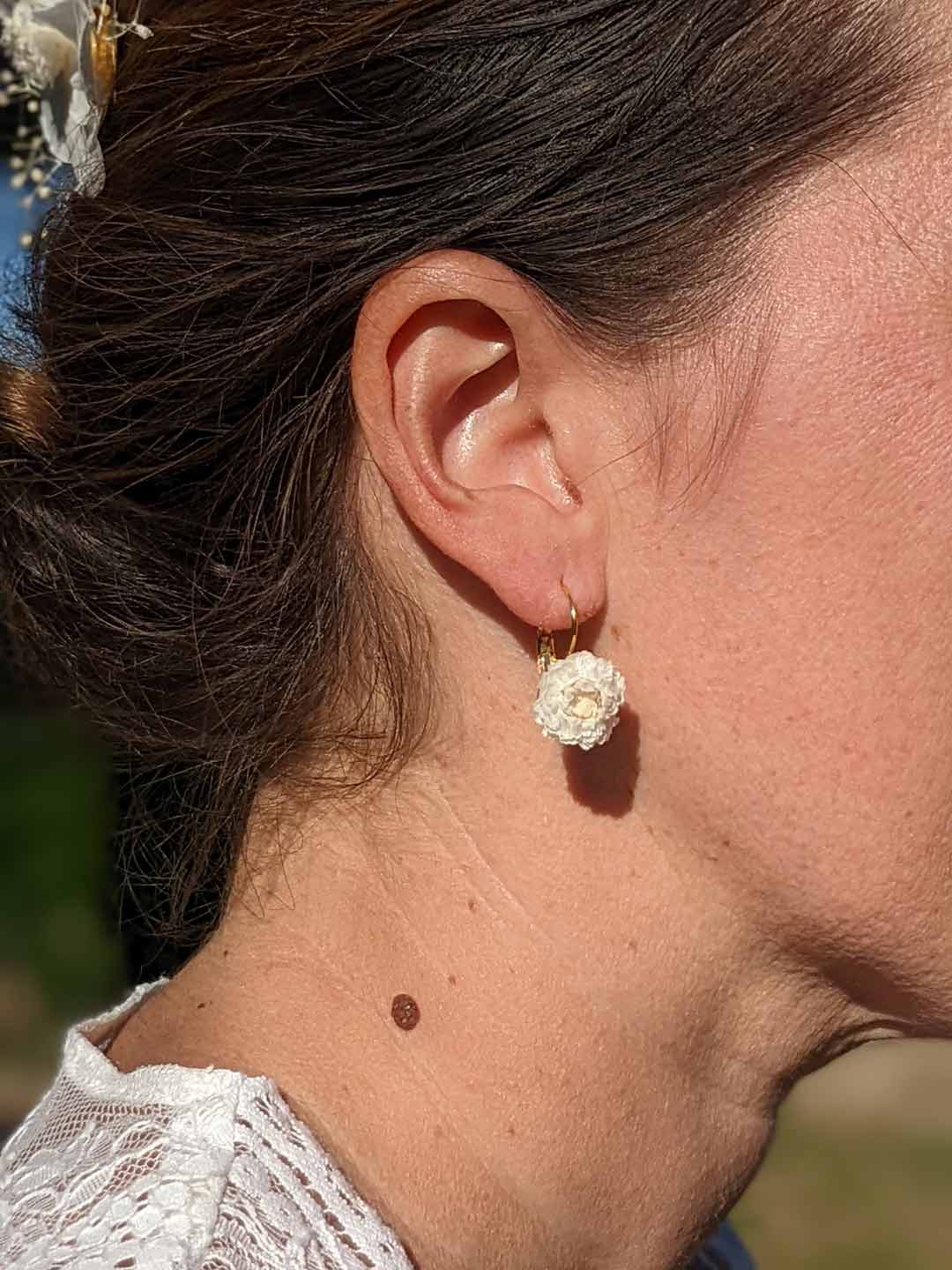 Boucles d'oreille dormeuses en fleurs stabilisées blanches