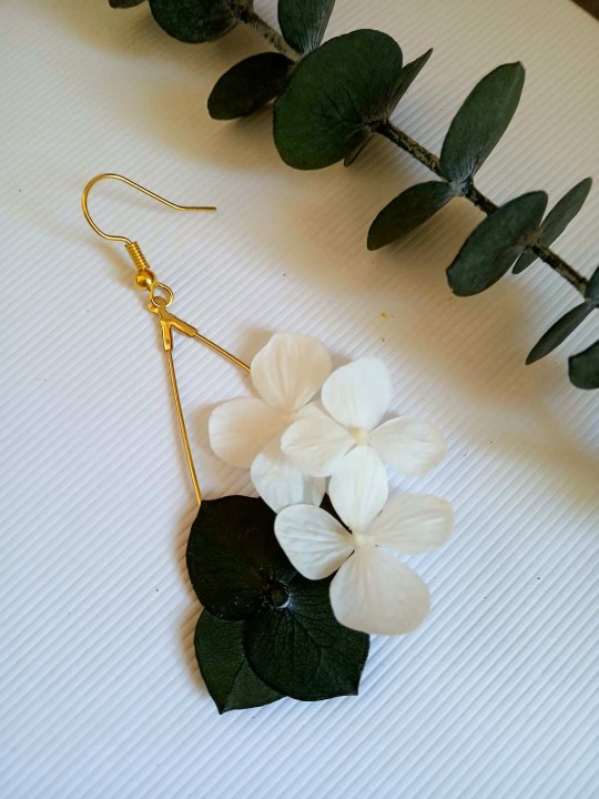 Boucles d'oreille goutte en véritable eucalyptus et hortensia stabilisés