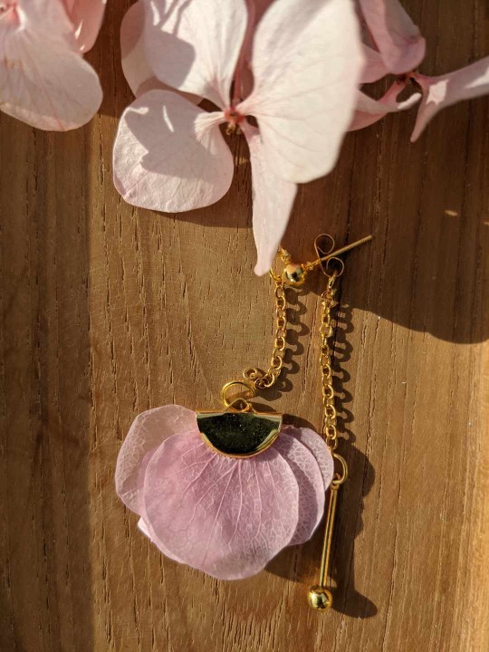 Petit éventail fleur en pétales d'hortensia stabilisés roses