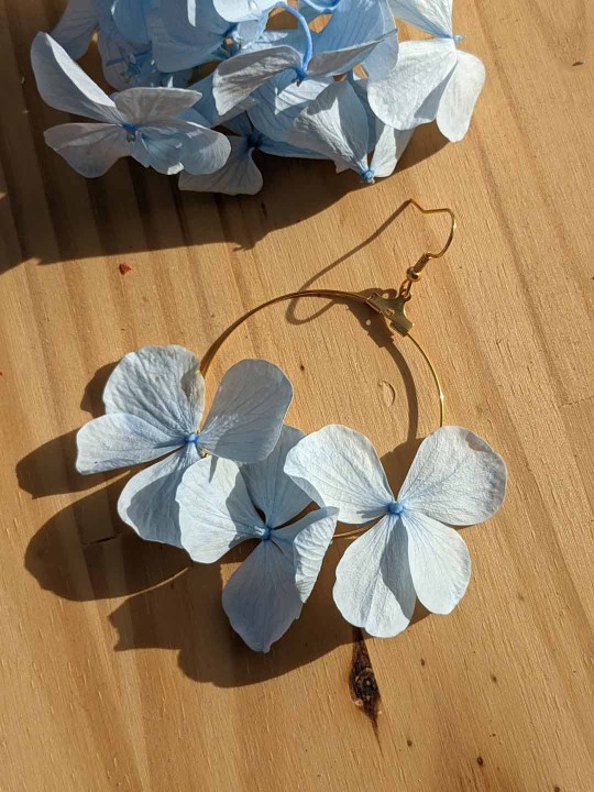 Collier fleuri en hortensia bleu ciel stabilisé