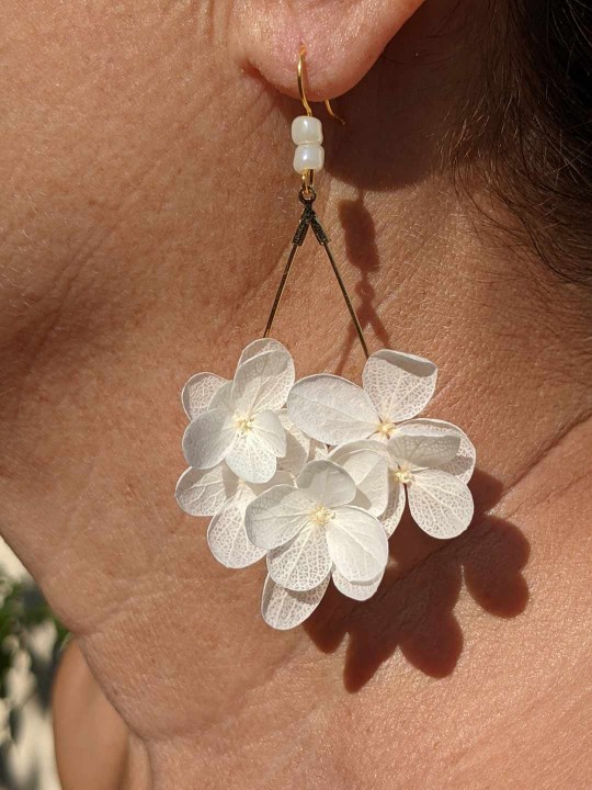 Boucles d'oreille goutte fleurie en hortensia blanc