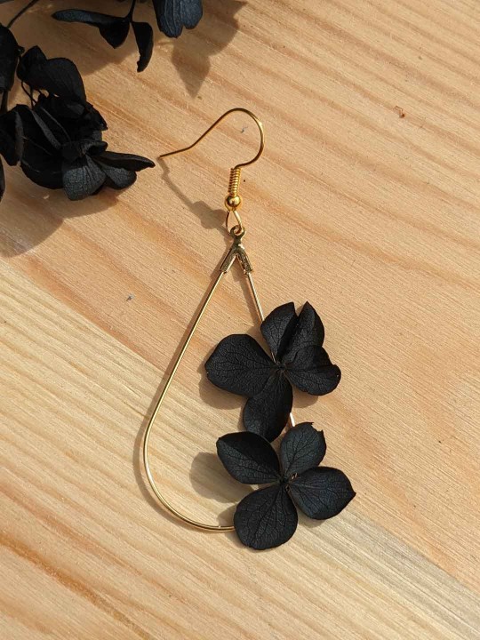 Boucles d'oreille goutte duo d'hortensia noir