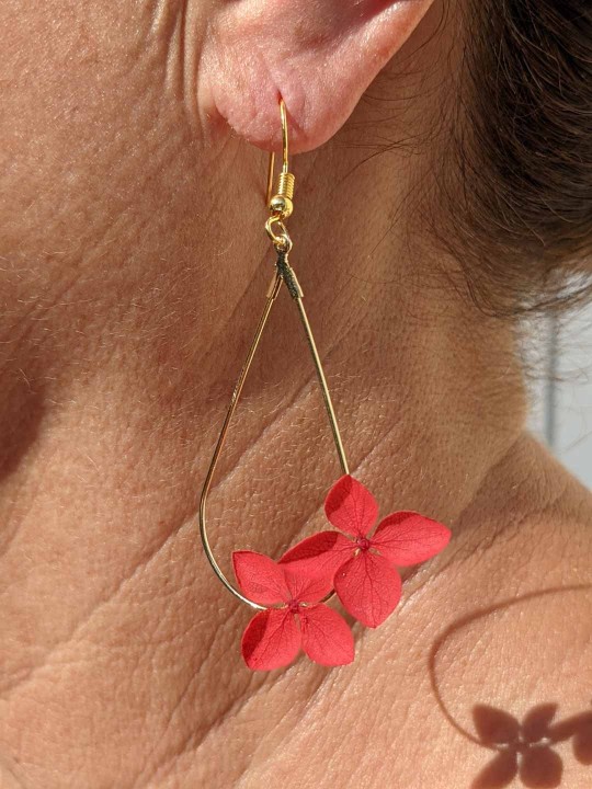 Boucles d'oreille goutte duo d'hortensia rouge