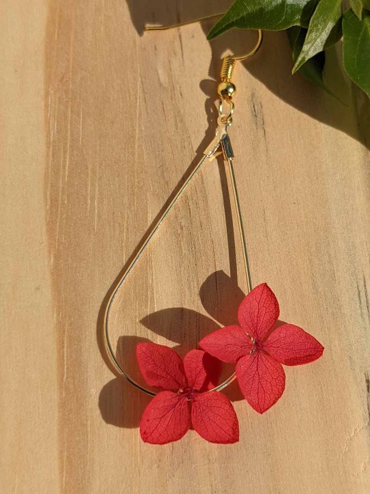 Boucles d'oreille goutte duo d'hortensia rouge