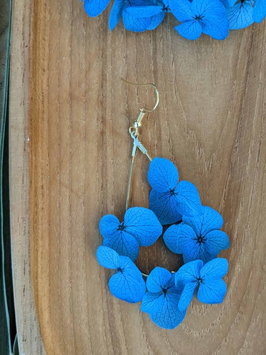 Boucles d'oreille goutte fleurie d'hortensia bleu foncé