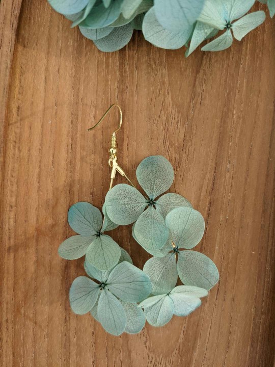 Boucles d'oreille goutte fleurie d'hortensia vert