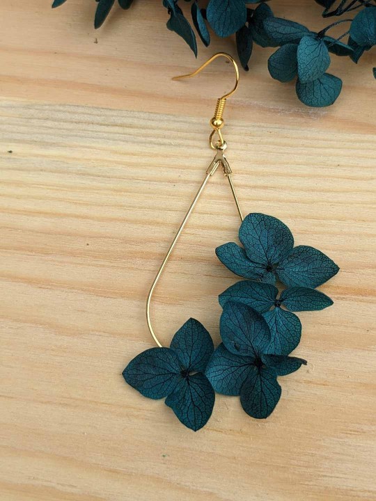 Boucles d'oreille goutte fleurs d'hortensia bleu foncé