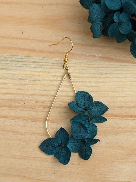 Boucles d'oreille goutte fleurs d'hortensia bleu foncé