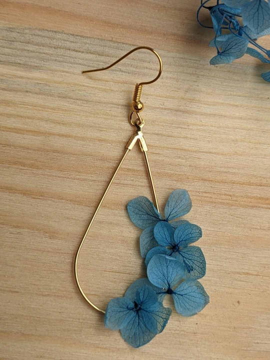 Boucles d'oreille goutte 4 fleurs d'hortensia bleu 