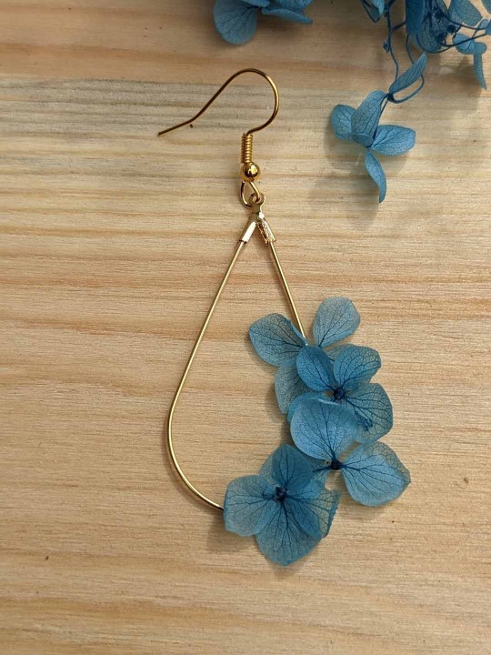 Boucles d'oreille goutte 4 fleurs d'hortensia bleu 