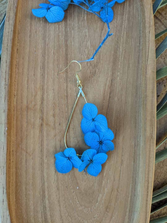 Boucles d'oreille goutte fleurs d'hortensia bleu foncé