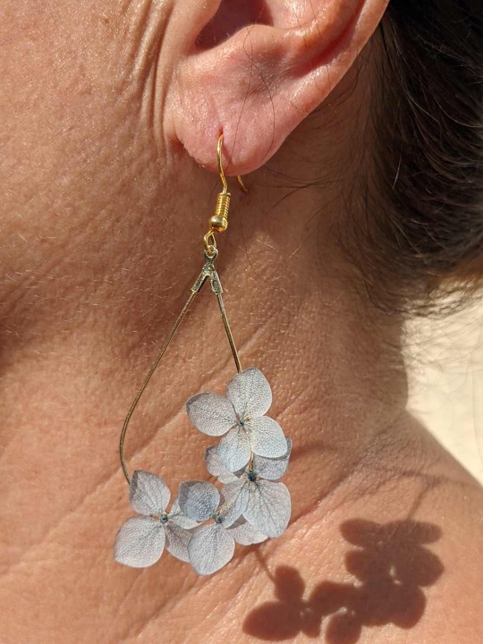 Boucles d'oreille goutte 4 fleurs d'hortensia bleu jean
