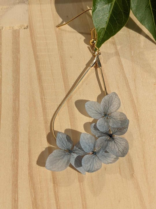 Boucles d'oreille goutte 4 fleurs d'hortensia bleu jean