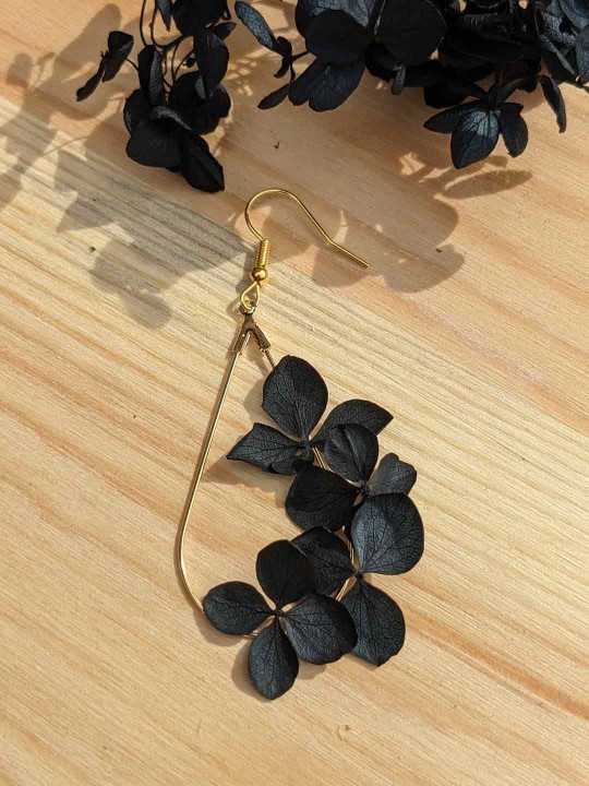 Boucles d'oreille goutte 4 fleurs d'hortensia noir