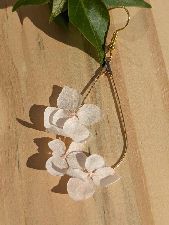 Boucles d'oreille goutte 4 fleurs d'hortensia rose poudré