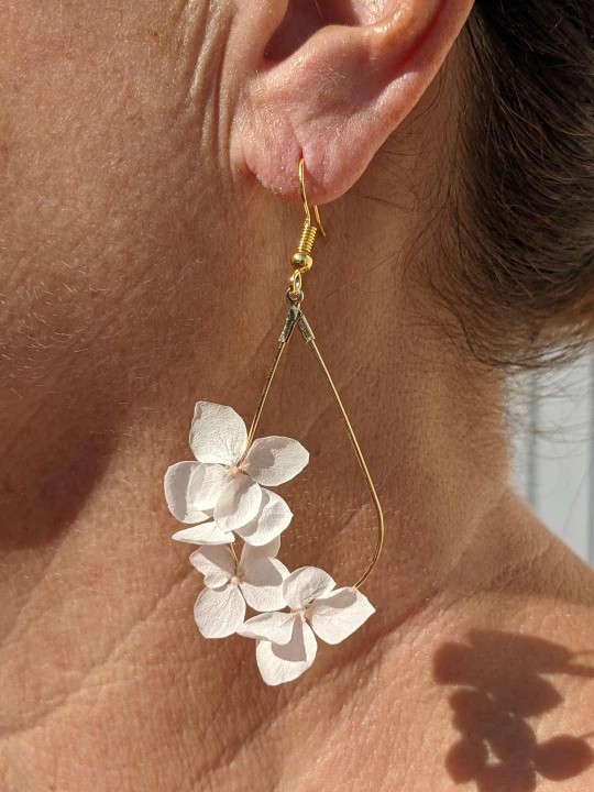 Boucles d'oreille goutte 4 fleurs d'hortensia rose poudré