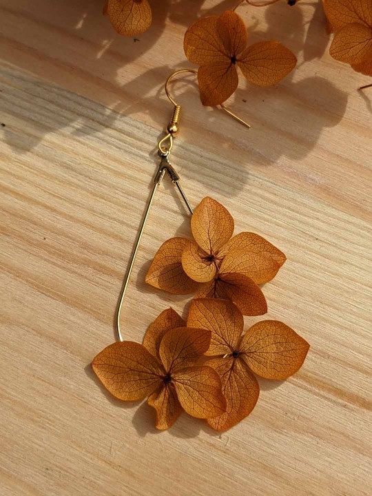 Boucles d'oreille goutte 4 fleurs d'hortensia jaune safran