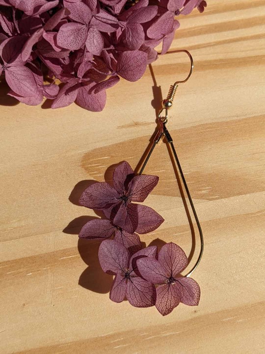 Boucles d'oreille goutte 4 fleurs d'hortensia violet