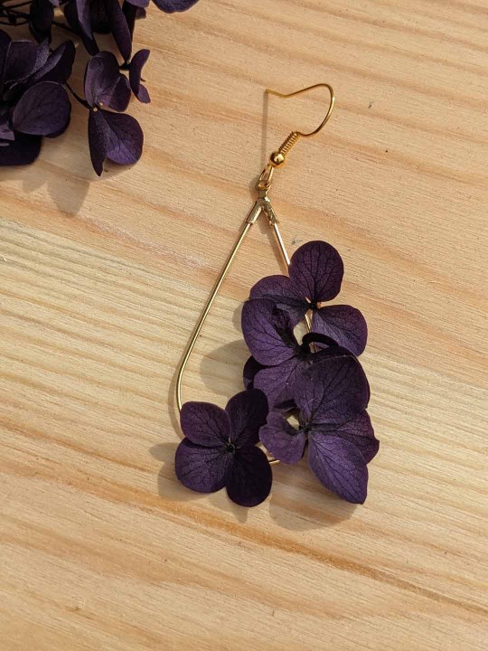 Boucles d'oreille goutte 4 fleurs d'hortensia violet