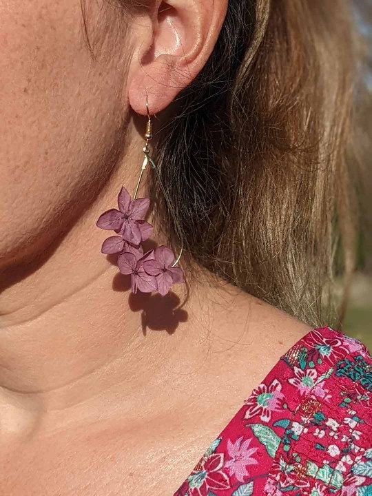 Boucles d'oreille goutte 4 fleurs d'hortensia violet