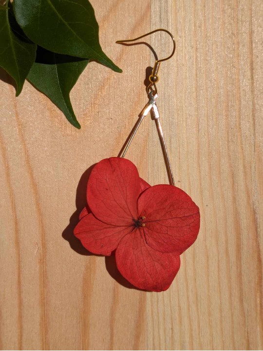 Boucles d'oreille goutte fleurie en hortensia rouge