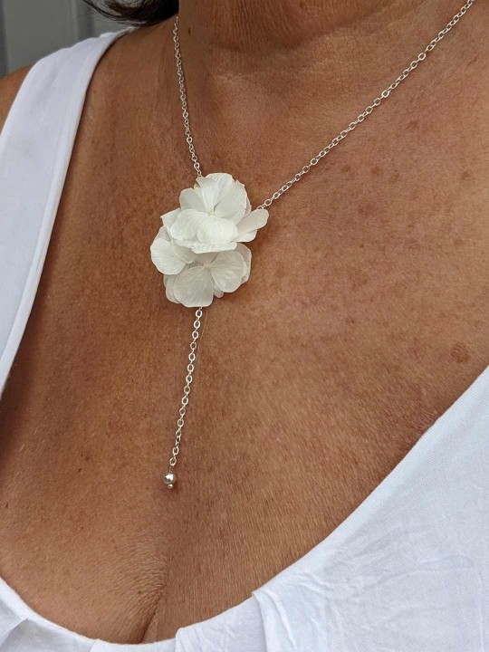 Collier fleuri en hortensia blanc stabilisé