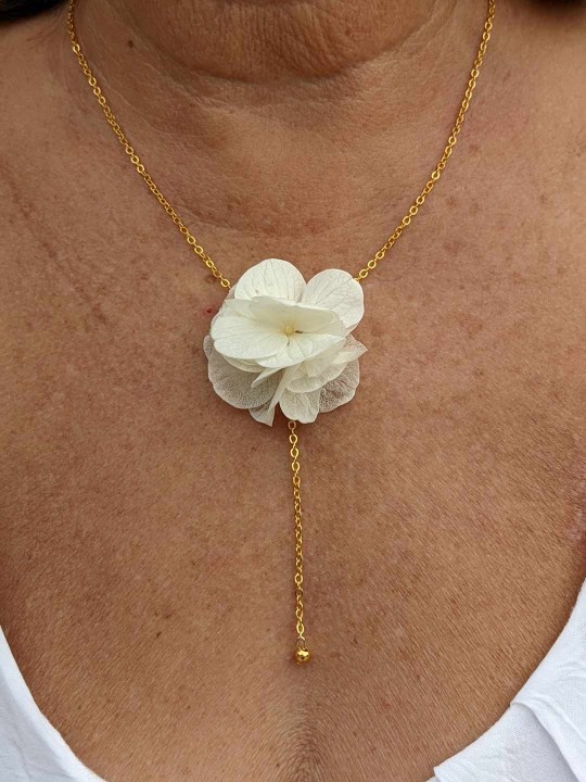 Collier fleuri en hortensia blanc stabilisé