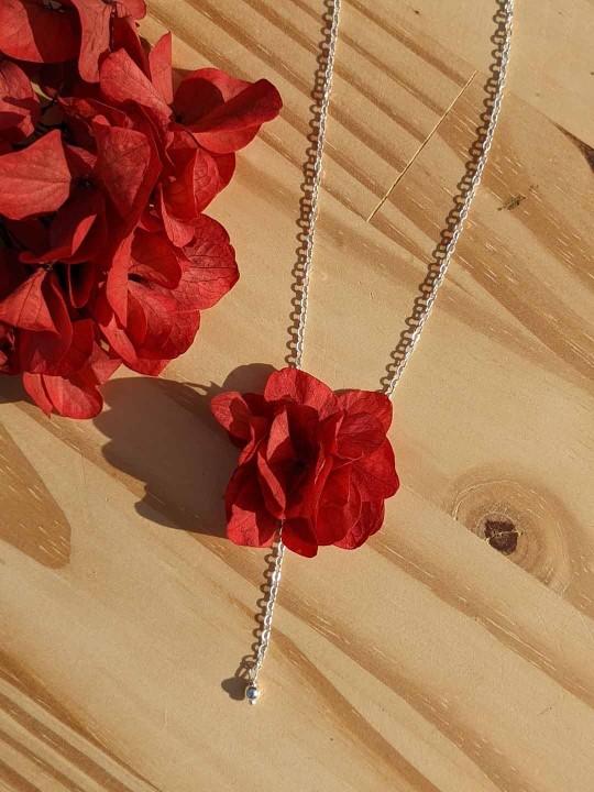 Collier fleuri en hortensia rouge stabilisé
