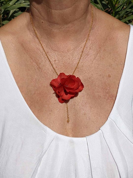 Collier fleuri en hortensia rouge stabilisé