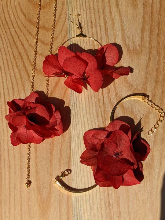 Collier fleuri en hortensia rouge stabilisé