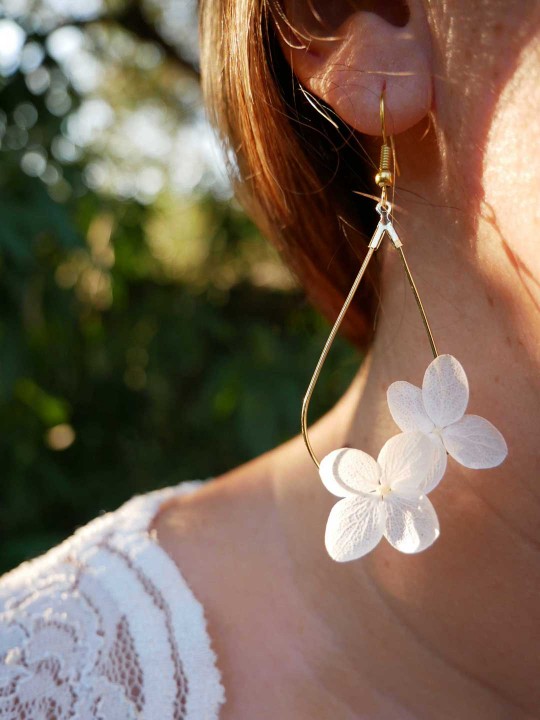 Boucles d'oreille goutte duo d'hortensia blanc