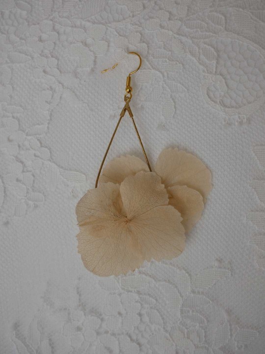 Boucles d'oreille goutte duo de grandes fleurs d'hortensia ivoire