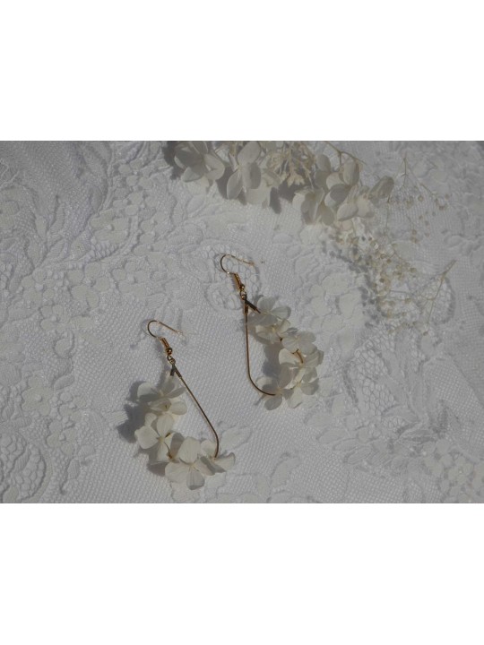 Boucles d'oreille goutte fleurie en hortensia blanc