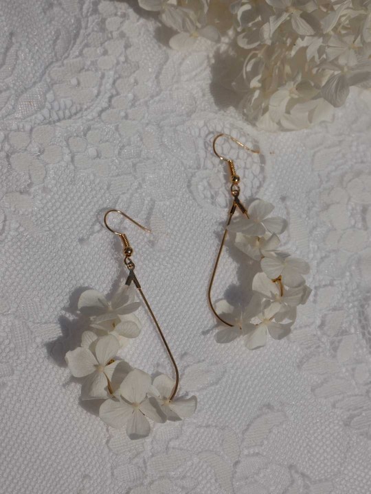 Boucles d'oreille goutte fleurie en hortensia blanc