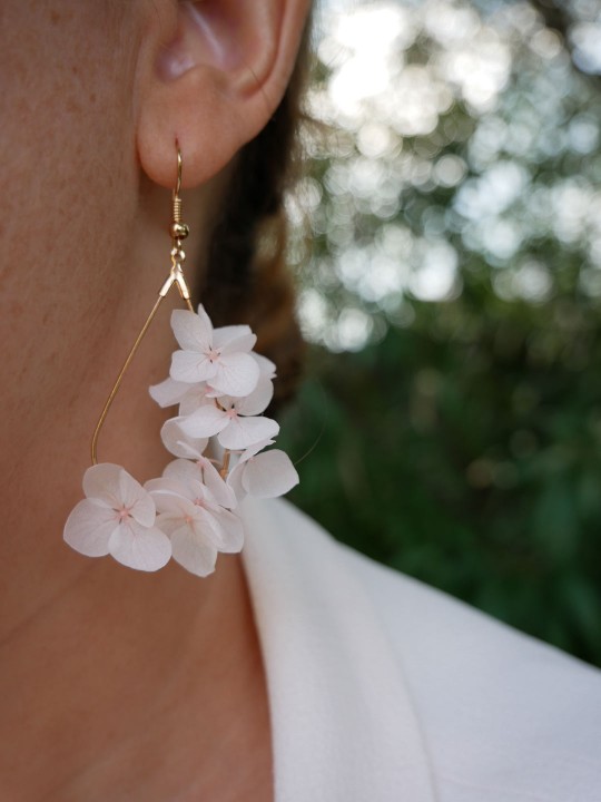 Boucles d'oreille goutte fleurie en hortensia rose poudré