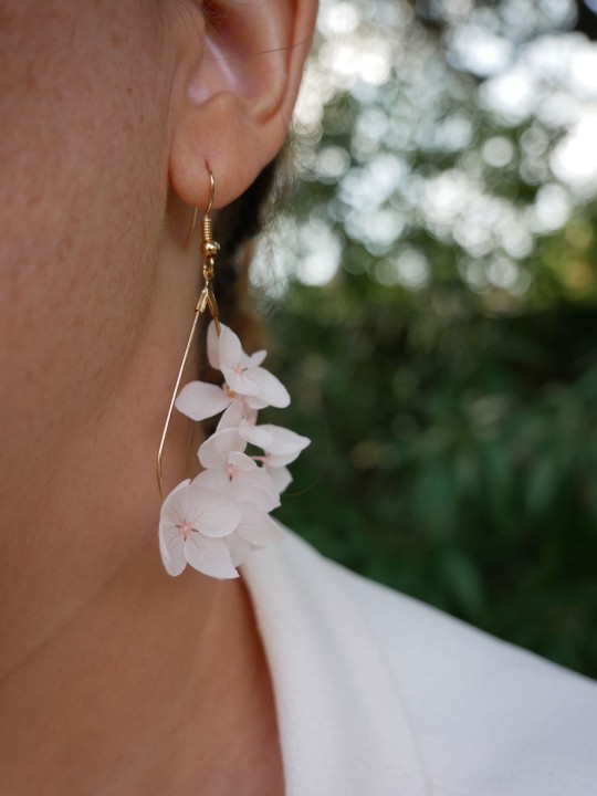 Boucles d'oreille goutte fleurie en hortensia rose poudré