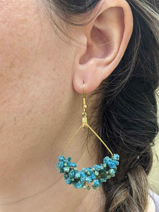 Boucles d'oreille en fleurs éternelles gypsophile bleu