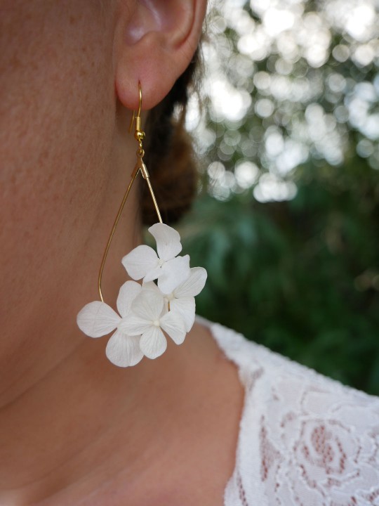 Boucles d'oreille goutte 4 fleurs d'hortensia blanc