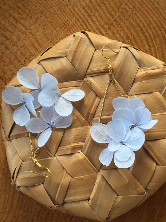 Boucles d'oreille goutte 4 fleurs d'hortensia bleu