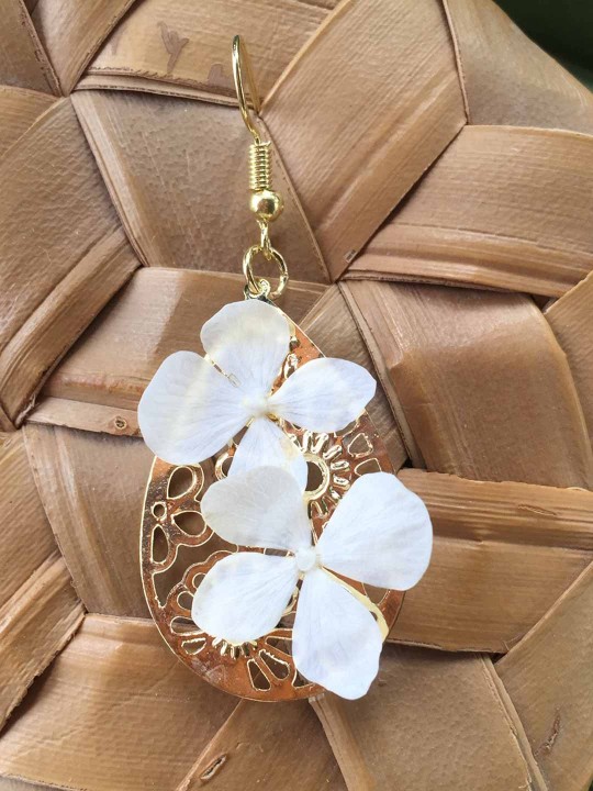 Longues boucles d'oreille pendantes dorées et hortensia blanc