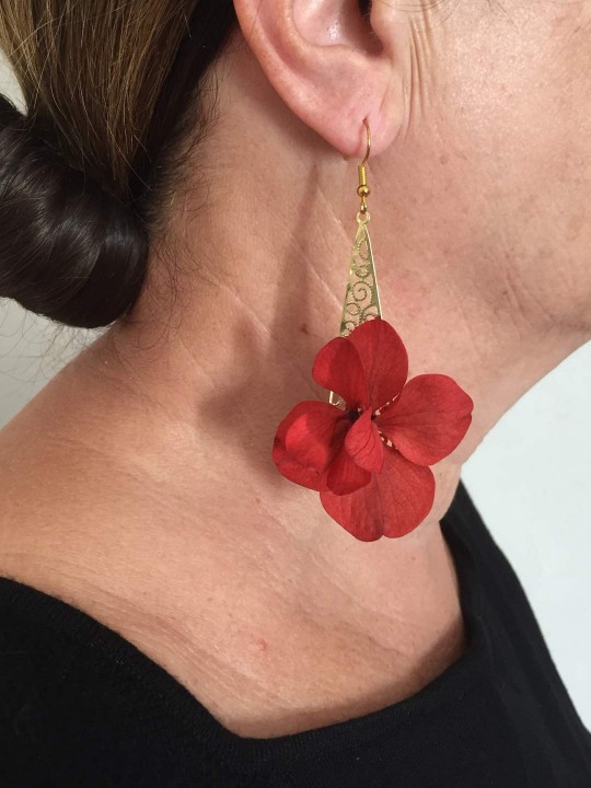 Longues boucles d'oreille pendantes dorées et hortensias rouges