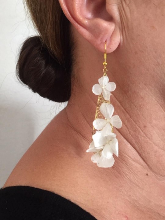 Longues boucles d'oreille pendantes dorées et hortensia blanc