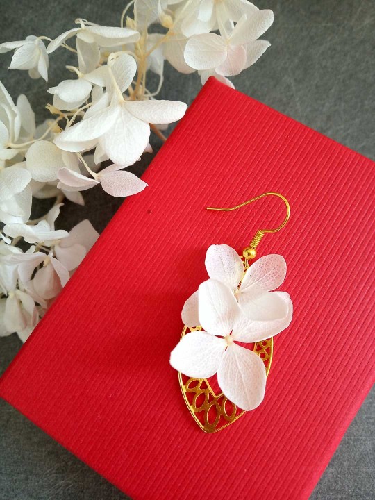 Boucles d'oreille pendantes dorées et hortensia blanc