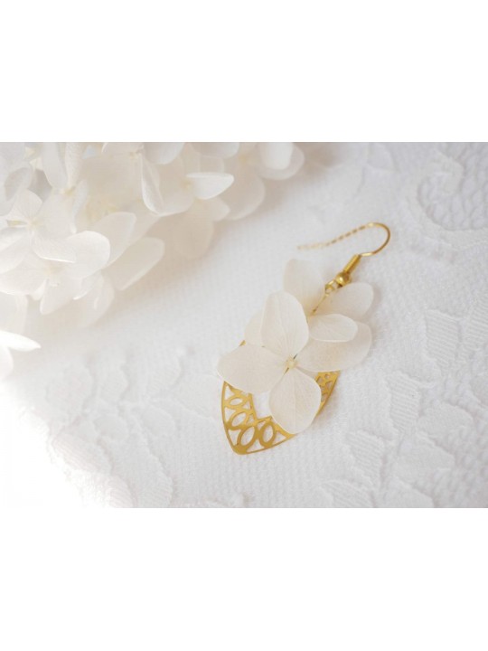 Boucles d'oreille pendantes dorées et hortensia blanc