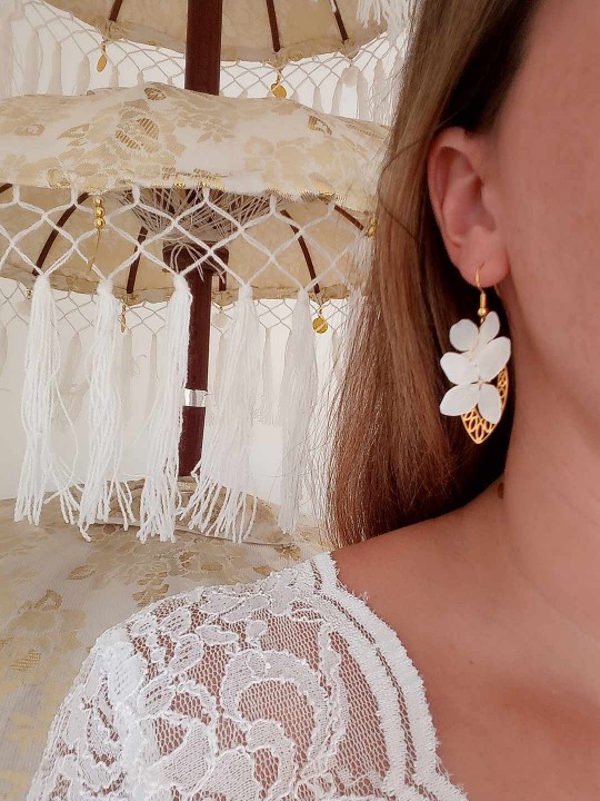 Boucles d'oreille pendantes dorées et hortensia blanc