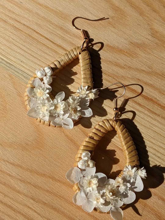 Boucles d'oreille goutte de rotin en fleurs blanches éternelles