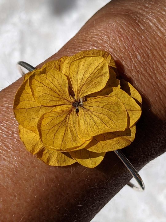 Bracelet jonc en hortensias jaune safran