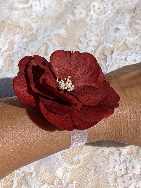 Bracelet en hortensias rouge et gypsophile blanc