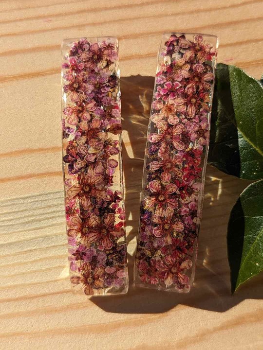 Barrette ou pince en résine fleurs bordeaux