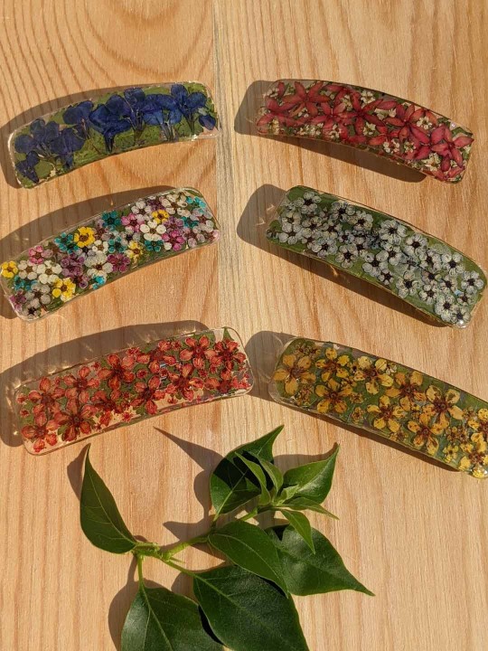 Barrette ou pince en résine fleurs bleues